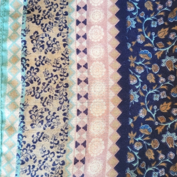 💥FREE WITH 3/$30 BUNDLE💥 Blue and Purple Patterned Scarf - Picture 4 of 5